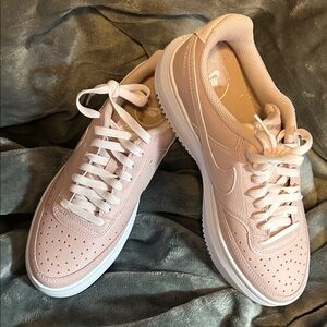 NWOB Nike Women’s Light Pink Athletic Shoes, Sz 10.5